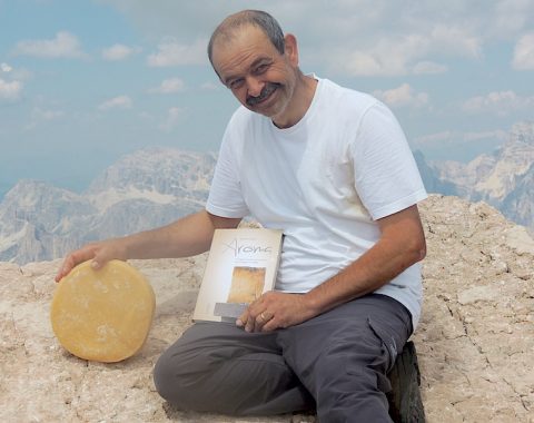 Grassi in vetta al Pelmo con Aroma il suo ultimo libro