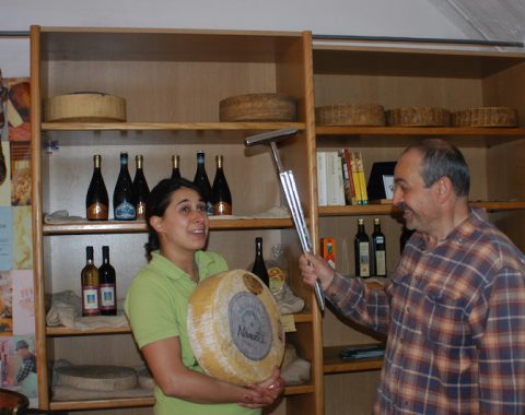 Michele Grassi demontica da malga Novezza